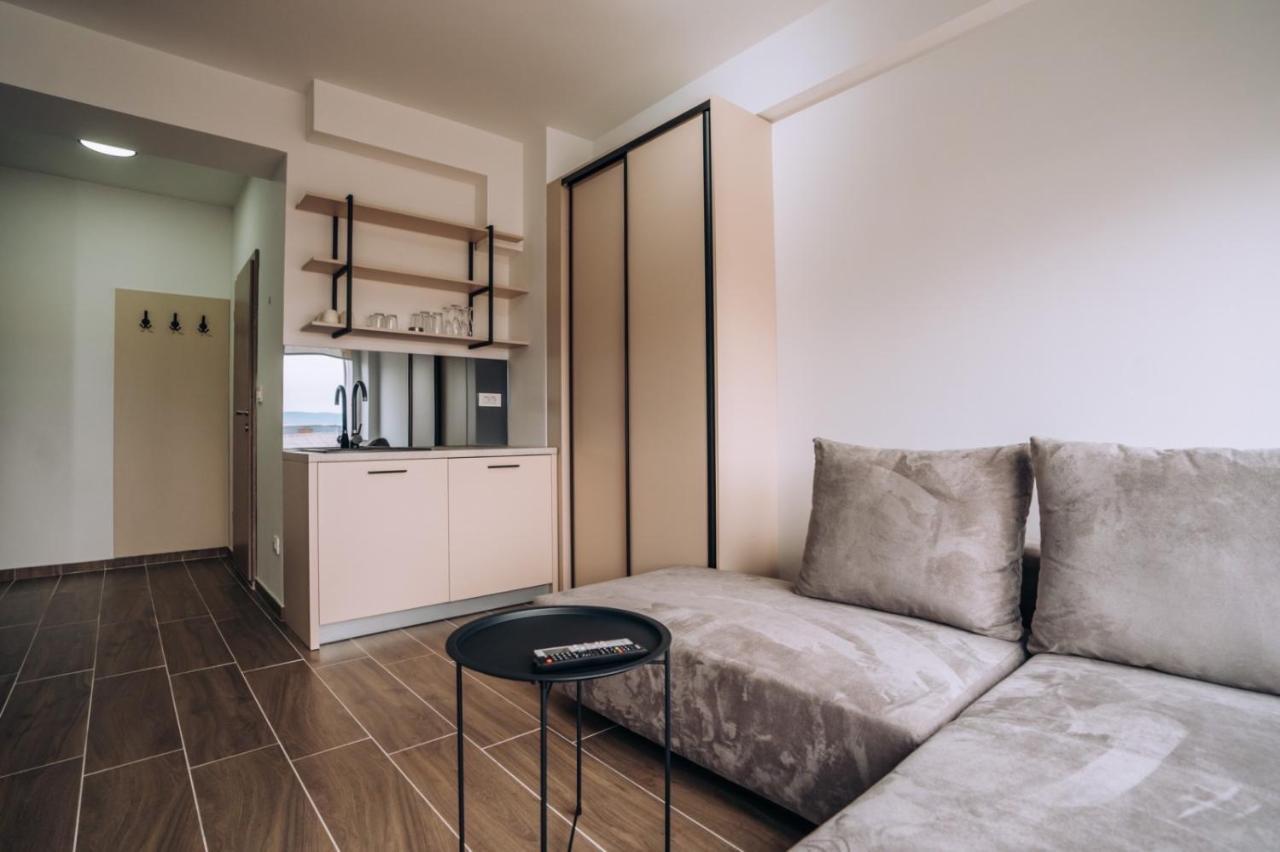 Leon Luxury Ochryda