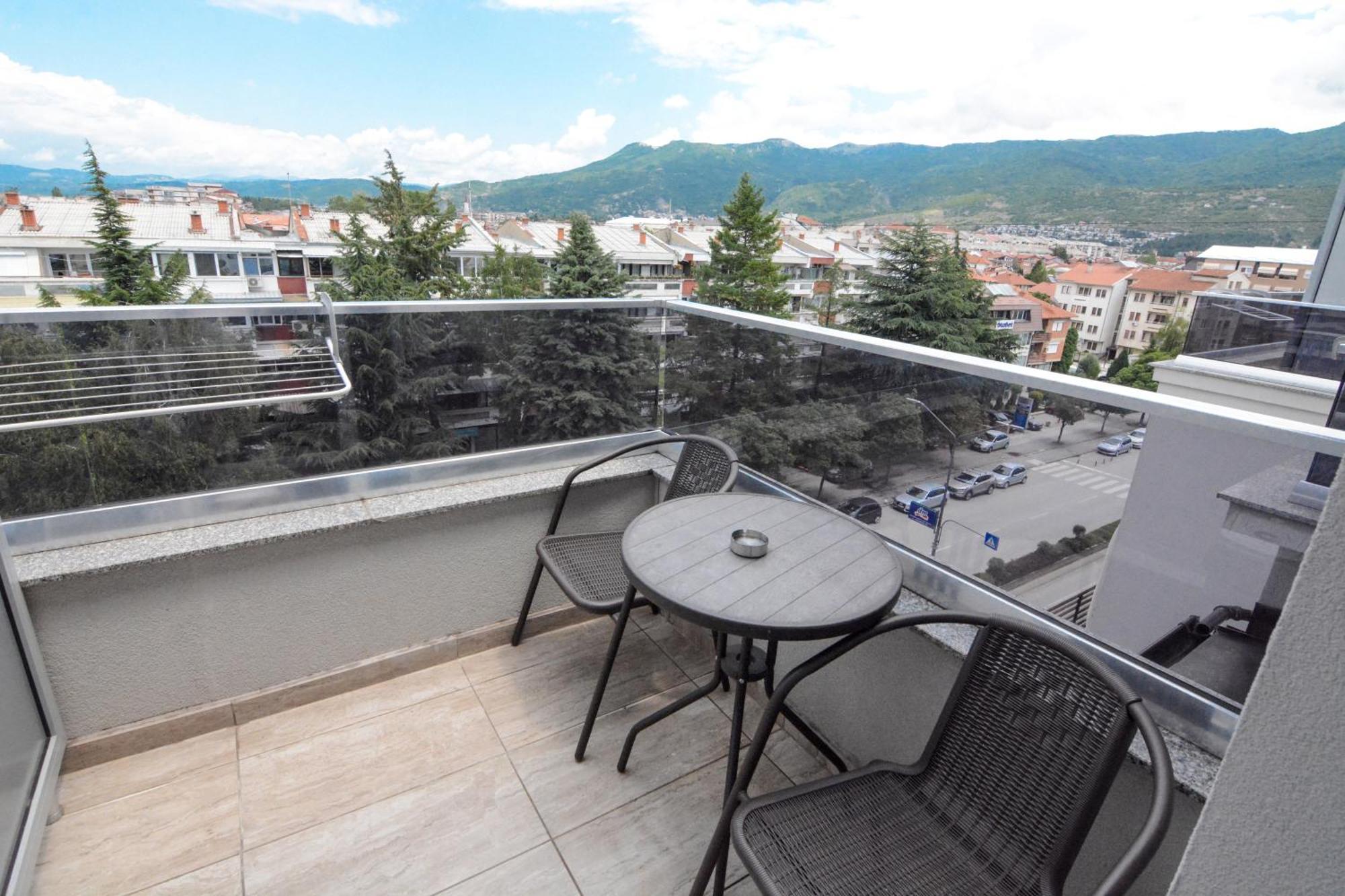 Leon Luxury Ochryda